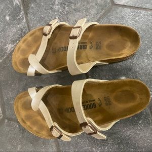 Size 8 lightly used women’s Mayari sandal.